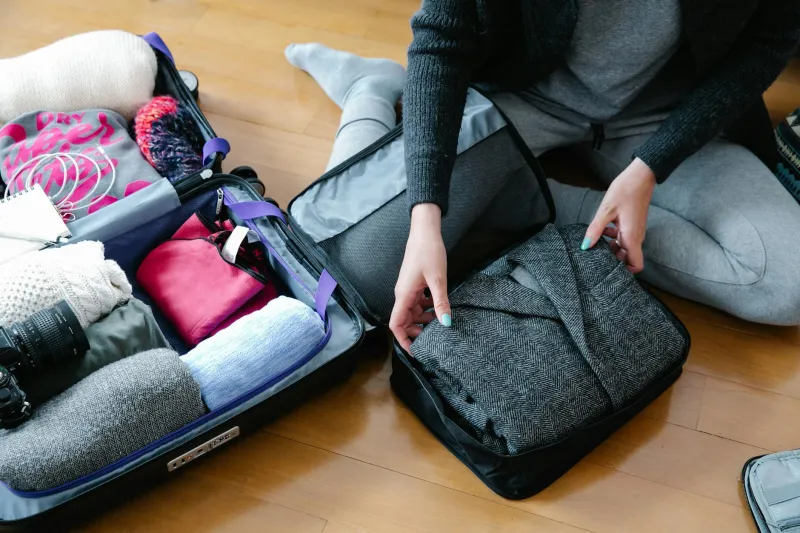 The Minimalist Luggage Mafia: How Four Linen Pieces Conquered Instagram and Left Reality Behind